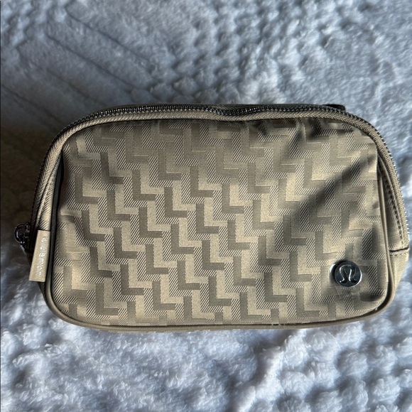🆕 LULULEMON Everywhere Belt Bag 1L L Monogram Metallic Jacquard Sheer Oak NWT - Picture 8 of 16